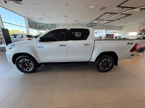 TOYOTA HILUX 2.8 D-4D TURBO DIESEL CD SRX 4X4 AUTOMÁTICO TOYOTA HILUX 2.8 D-4D TURBO DIESEL CD SRX 4X4 AUTOMÁTICO